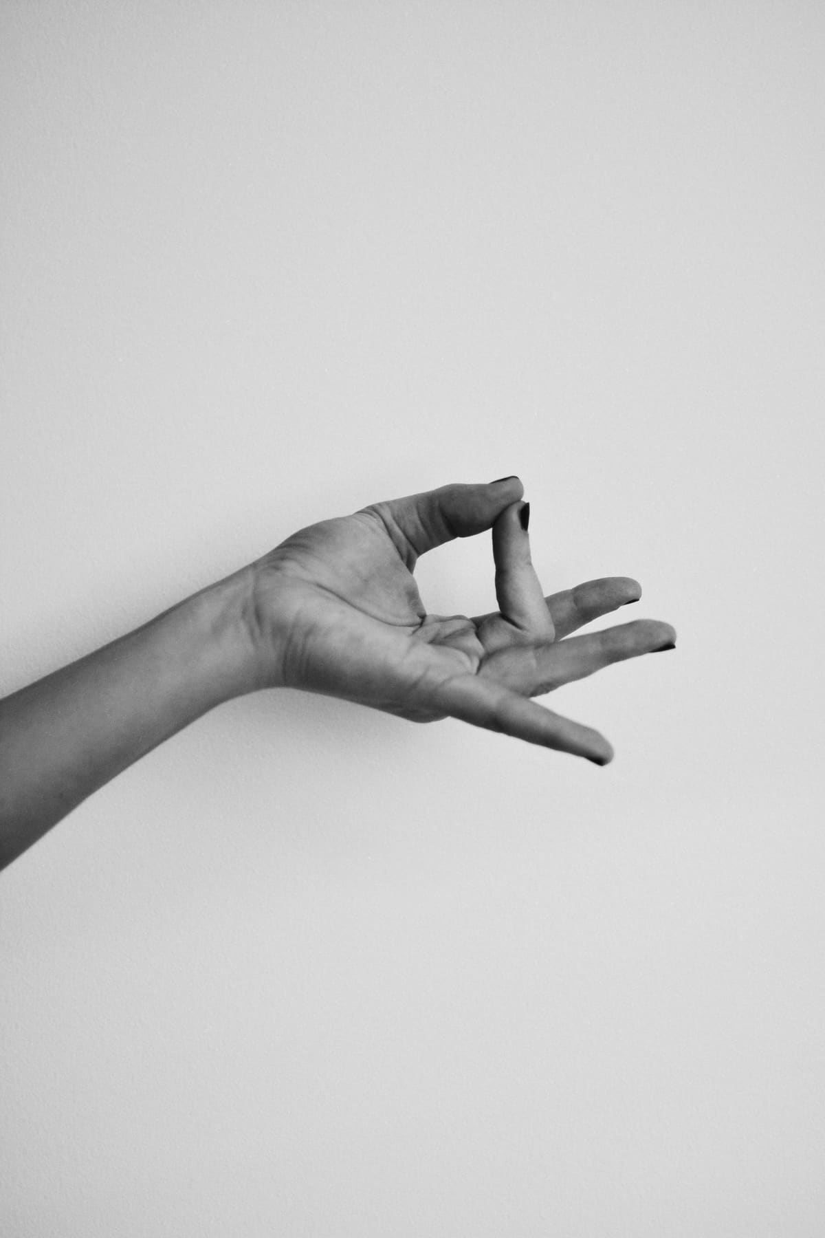 Main en mudra (geste de méditation), photo noir et blanc minimaliste