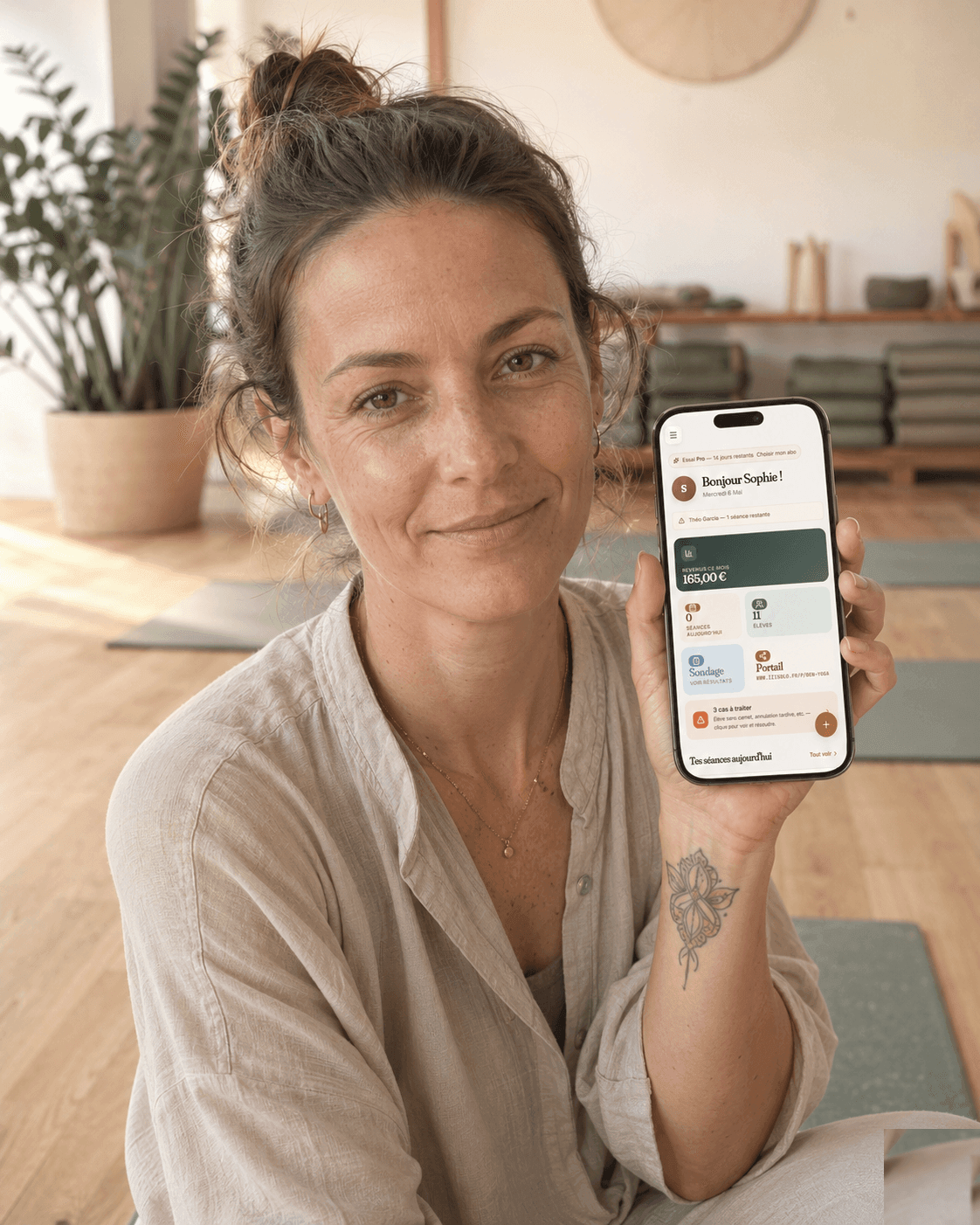 Portrait d'une professeure de yoga consultant son téléphone